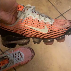 Nike vapor Max size 5.5 in boys. Only worn 3 times